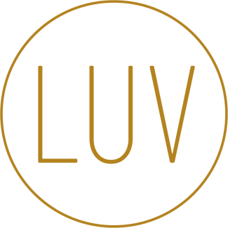 LUV-Logo, die goldfarbenen Buchstaben L U V  in goldfarbener dünner Kreislinie eingefasst